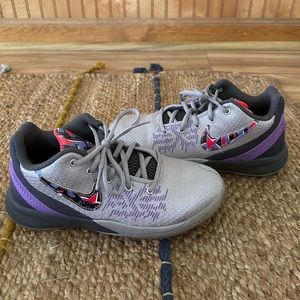 NIB Nike Kyrie Flytrap II Sneakers